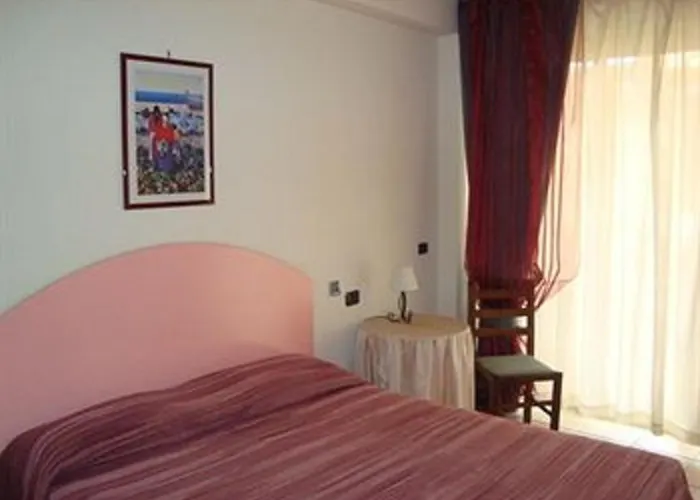 B&B La Grotta 住宿加早餐酒店 SantʼAlessio Siculo